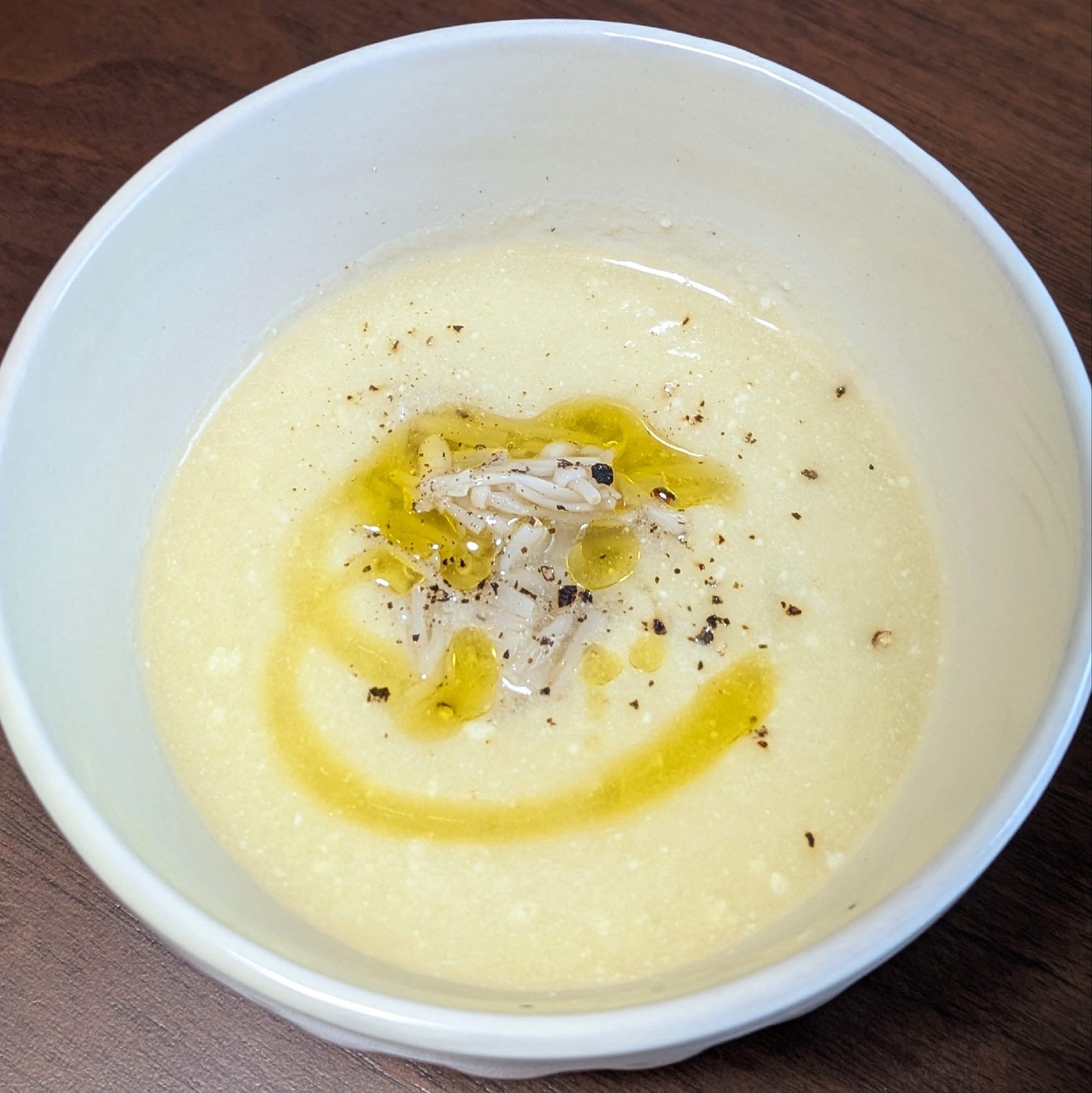 白い器に注いだキャベツの和風ポタージュ