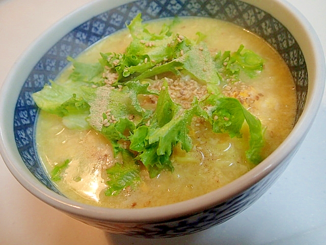 卵とレタスの豚骨ラーメン