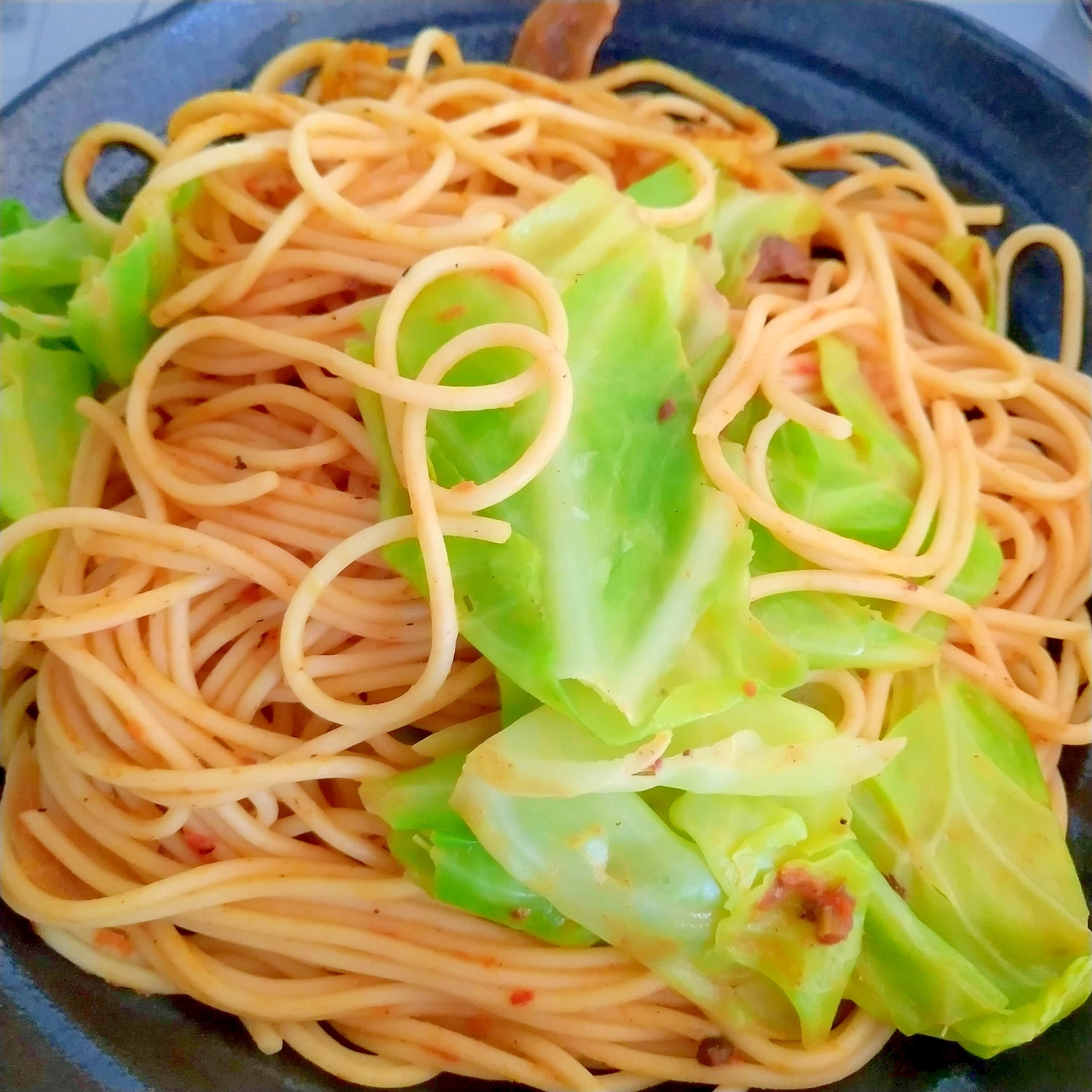 イワシ缶とキャベツのカレー風味パスタ