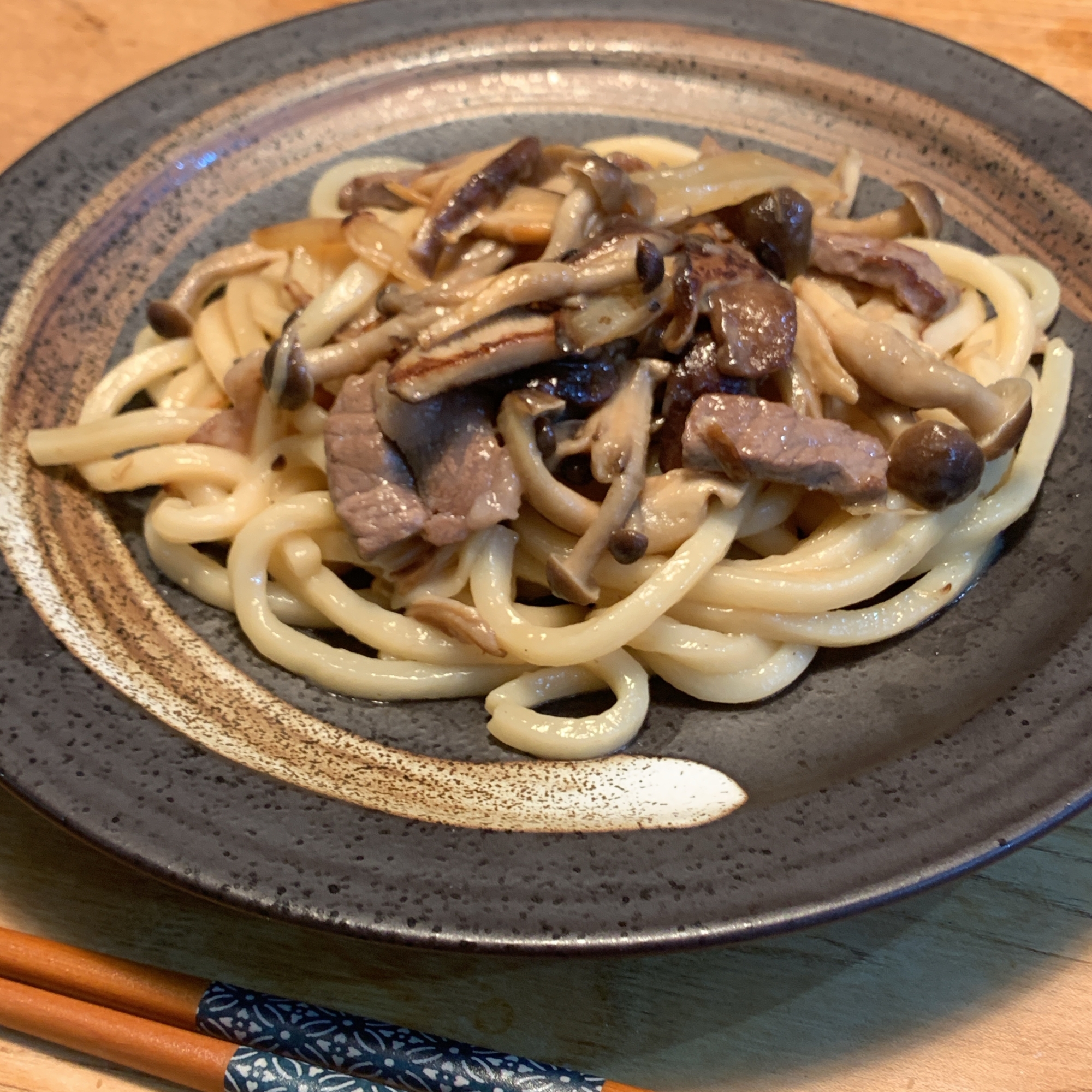 秋の味　バター醤油が香るきのこの焼きうどん