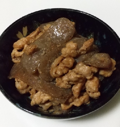お弁当のおかず用に作らせて頂きました♥️こんにゃくに味噌味って初かもしれません!?でも美味しく出来たので嬉しいです♪濃い目の味付けなのでお弁当にも合いますね♥️