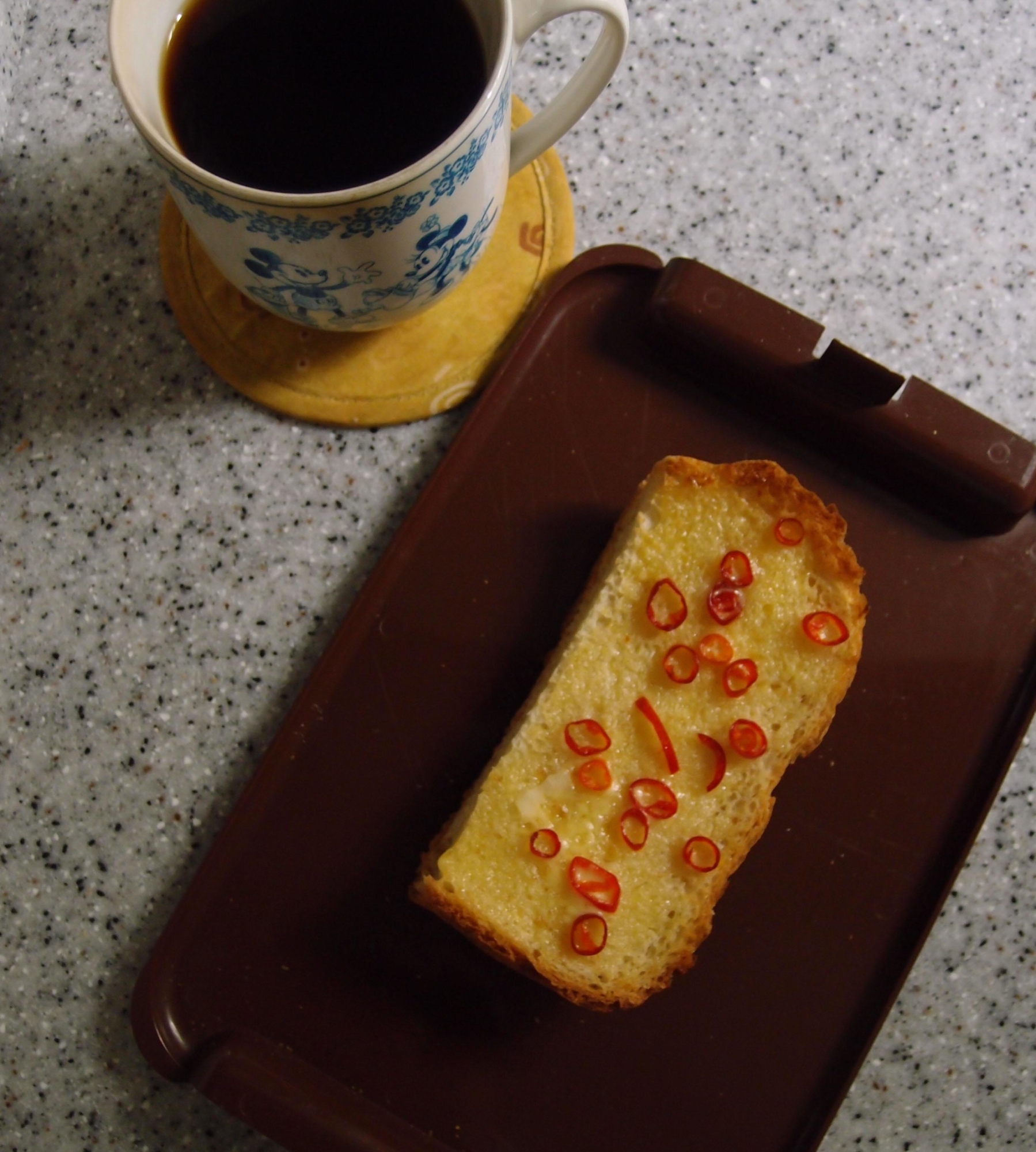 ガーリック唐辛子マヨトーストとコーヒーの朝食