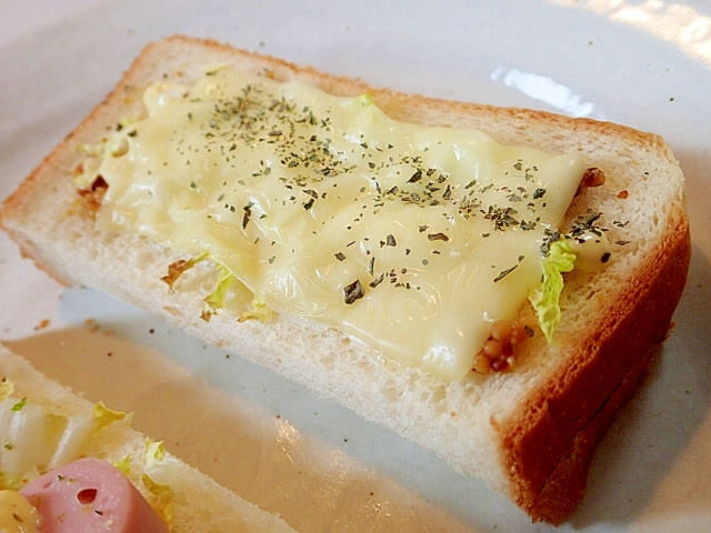 バジル香る　白菜とチーズのトースト