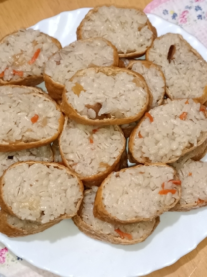 中身が見える 大葉と紅生姜と白ごまのいなり寿司♪