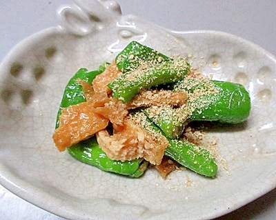 陶器の皿に入ったししとうの味付け油揚げ炒め