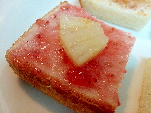 苺ジャムとパイナップルのトースト