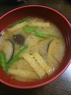 椎茸と油揚げと絹さやのお味噌汁