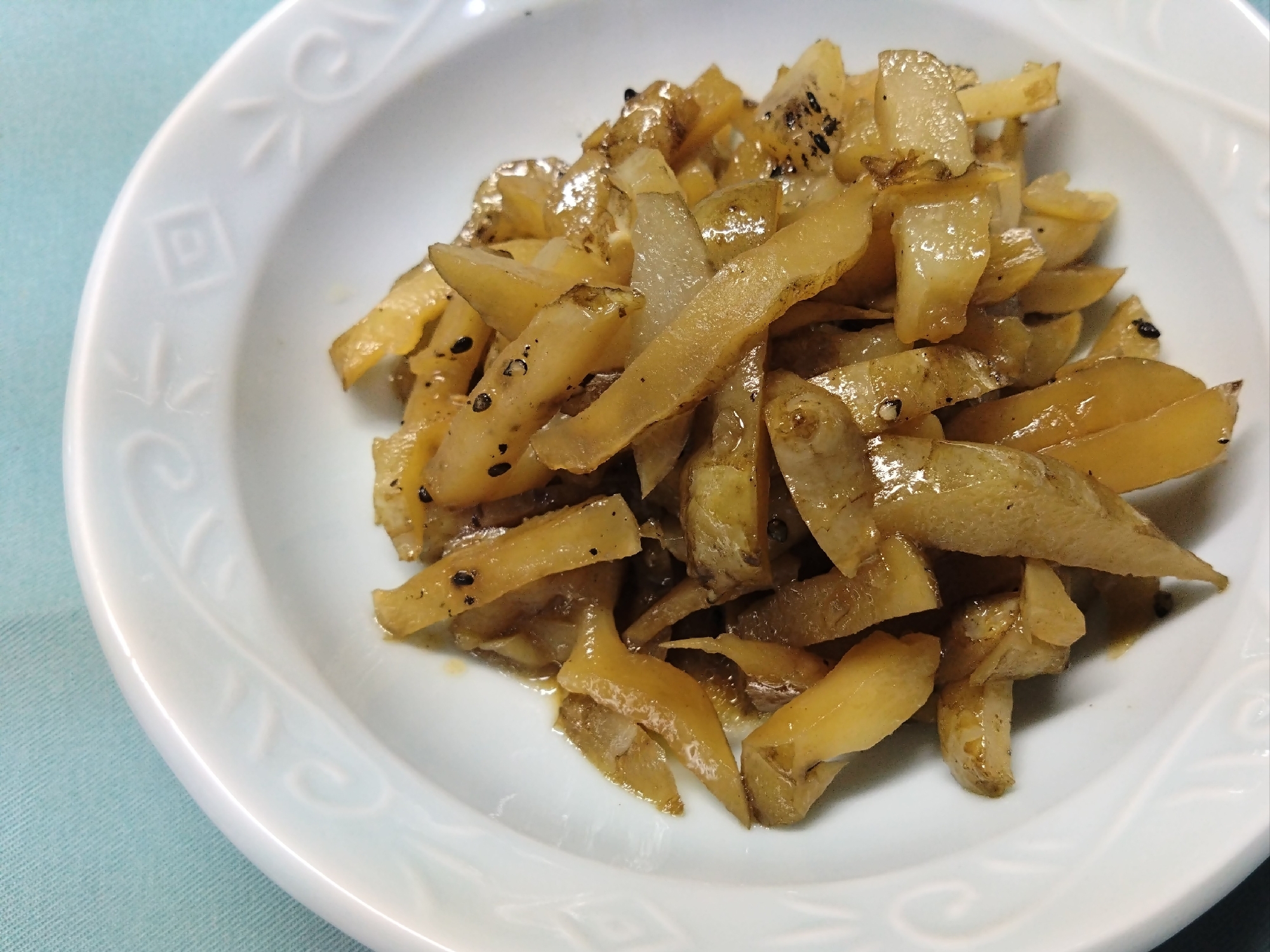 皿に盛られた菊芋のきんぴら