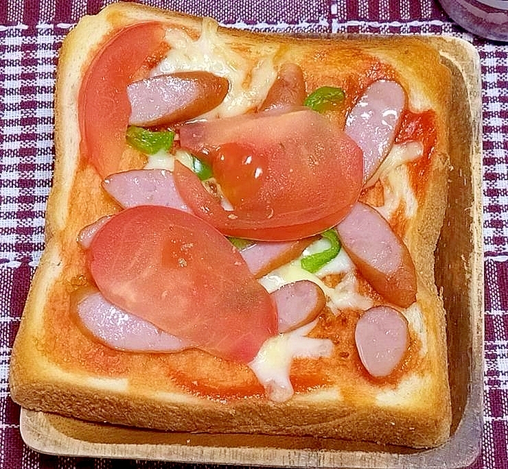 フレッシュトマトとソーセージのピザトースト
