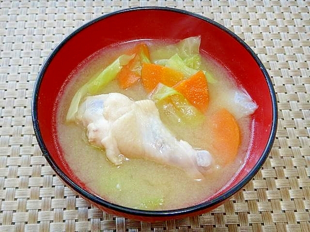 手羽元とキャベツ人参の味噌汁