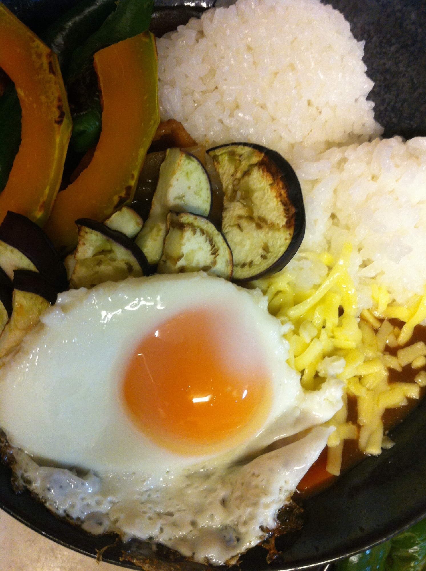 素焼き野菜と目玉焼きのせカレー