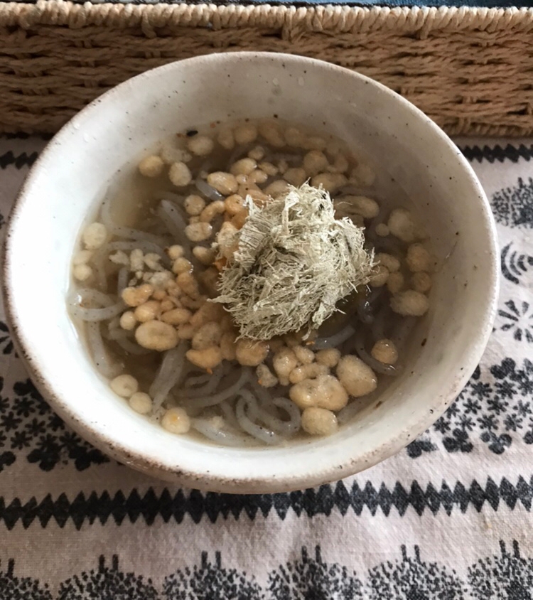 糸こんにゃくで天かすとろろこんぶうどん風