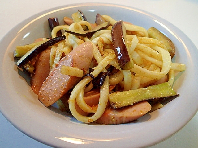 カレー粉で　魚肉ソーセージと茄子の焼きカレーうどん