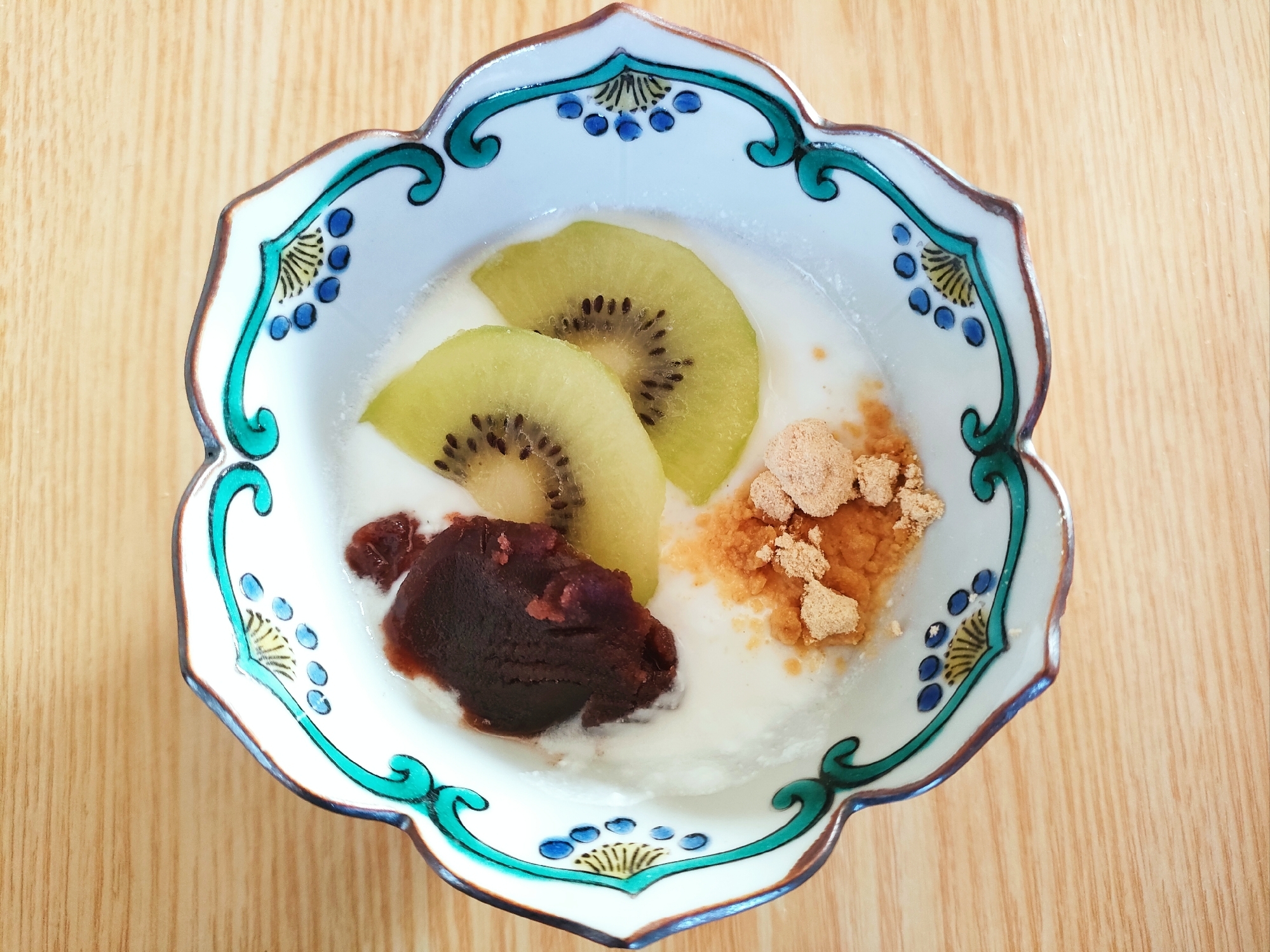 キウイとあんこときな粉のヨーグルト