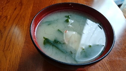 ワカメと玉葱と餃子の皮の味噌汁