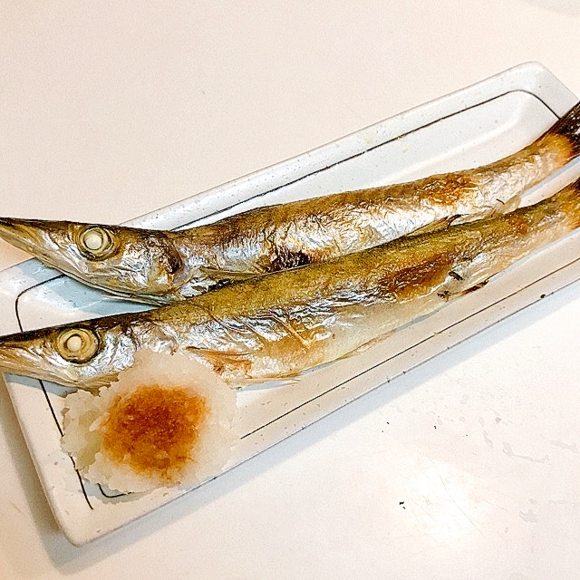 長皿に盛り付けたカマスの塩焼き辛味大根