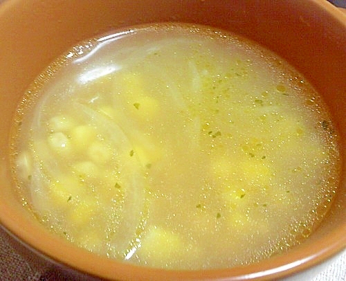 コーンと玉ねぎのコンソメスープ