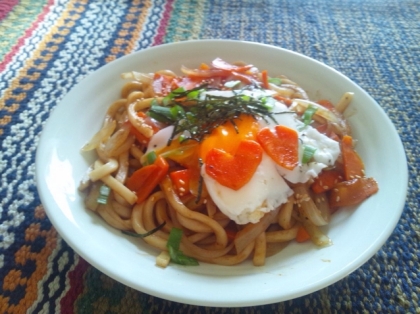 私も家であるもので焼うどん作りました。焼うどんってあんまり食べないけど、おいしいですよね。ハートの人参で可愛さでもだそうかと(^｡^)