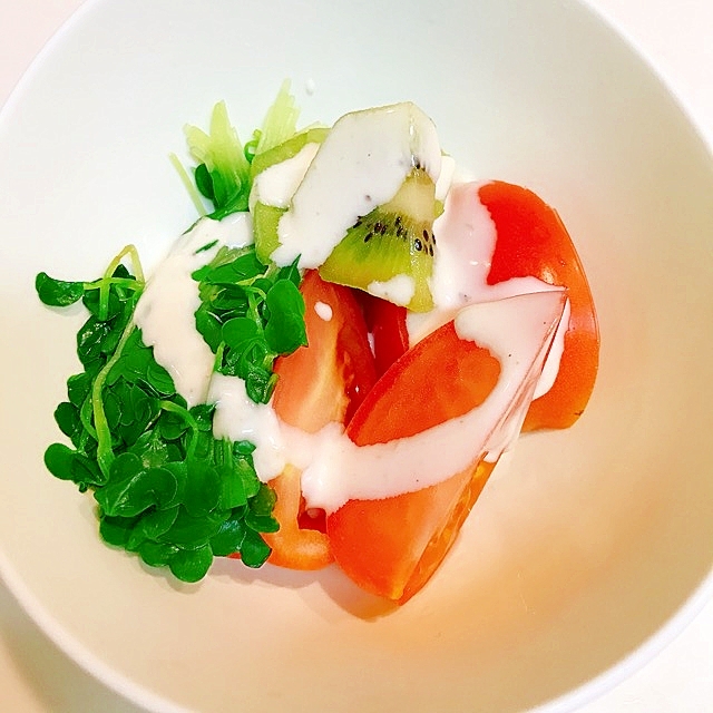 かいわれ大根とトマトとキウイの お手軽朝ご飯サラダ レシピ 作り方 By えだ豆カシューナッツ 楽天レシピ