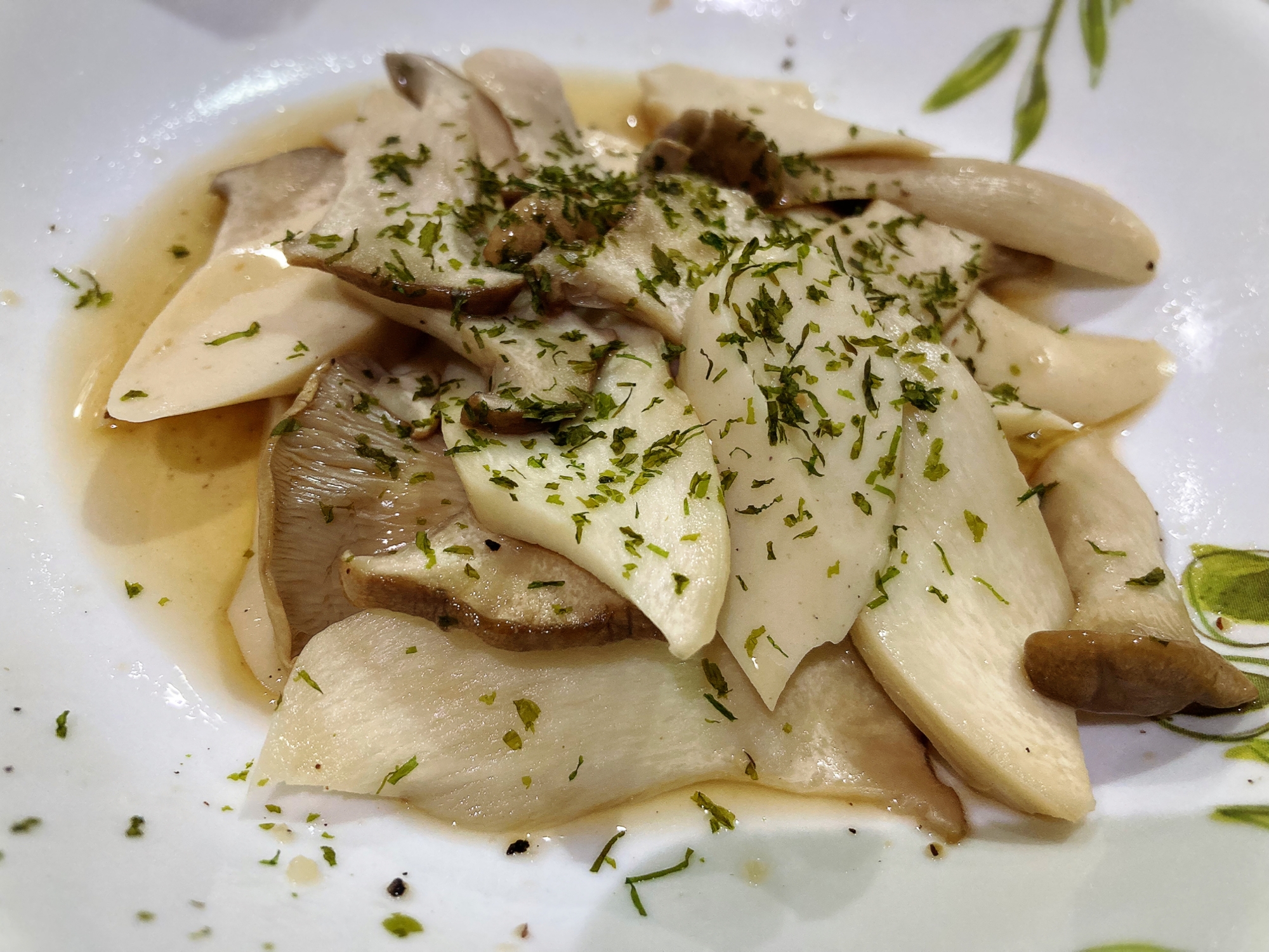 レンジで!エリンギと魚肉ソーセージのにんにく醤油