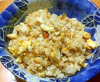 卵たっぷり！パプリカのにんにく味噌チャーハン