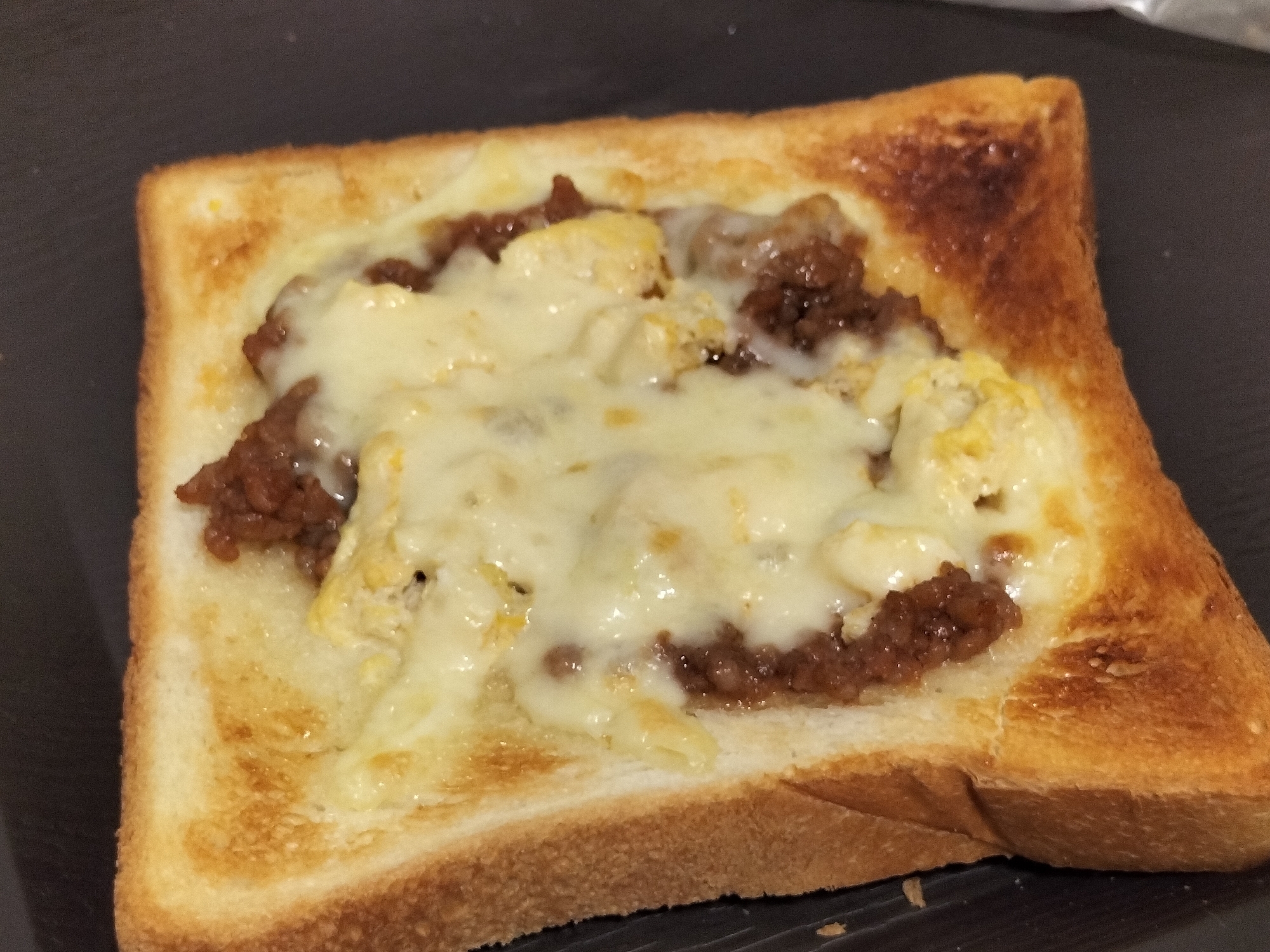 作り置きそぼろと炒り卵で簡単チーズトースト