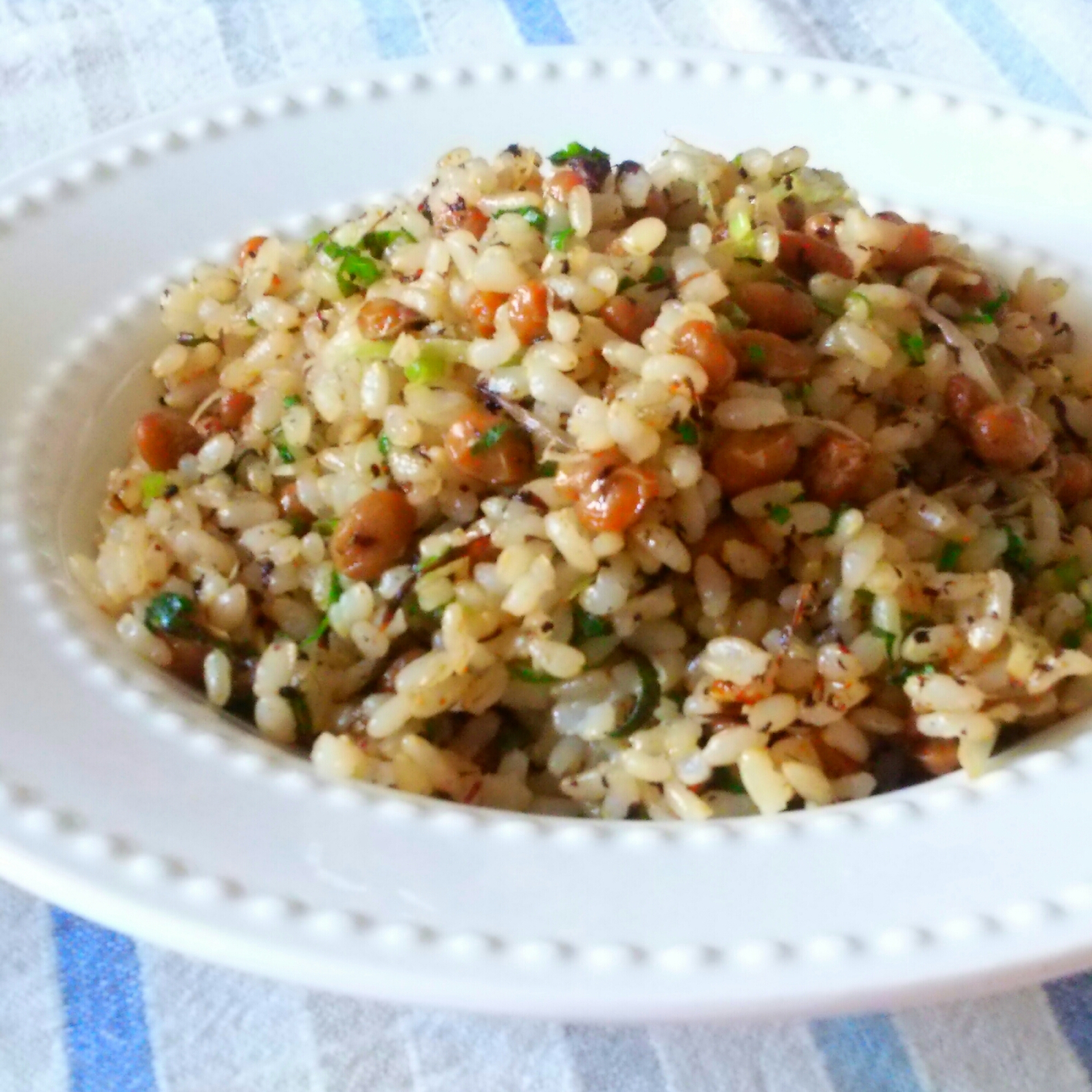 洋食器に盛り付けた玄米ごはんで納豆チャーハン