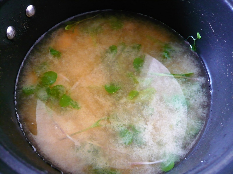 二十日大根の間引き菜味噌汁