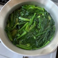 お鍋の写真でスミマセン。
夕飯用に作りました。ほうれん草、美味しいです❤