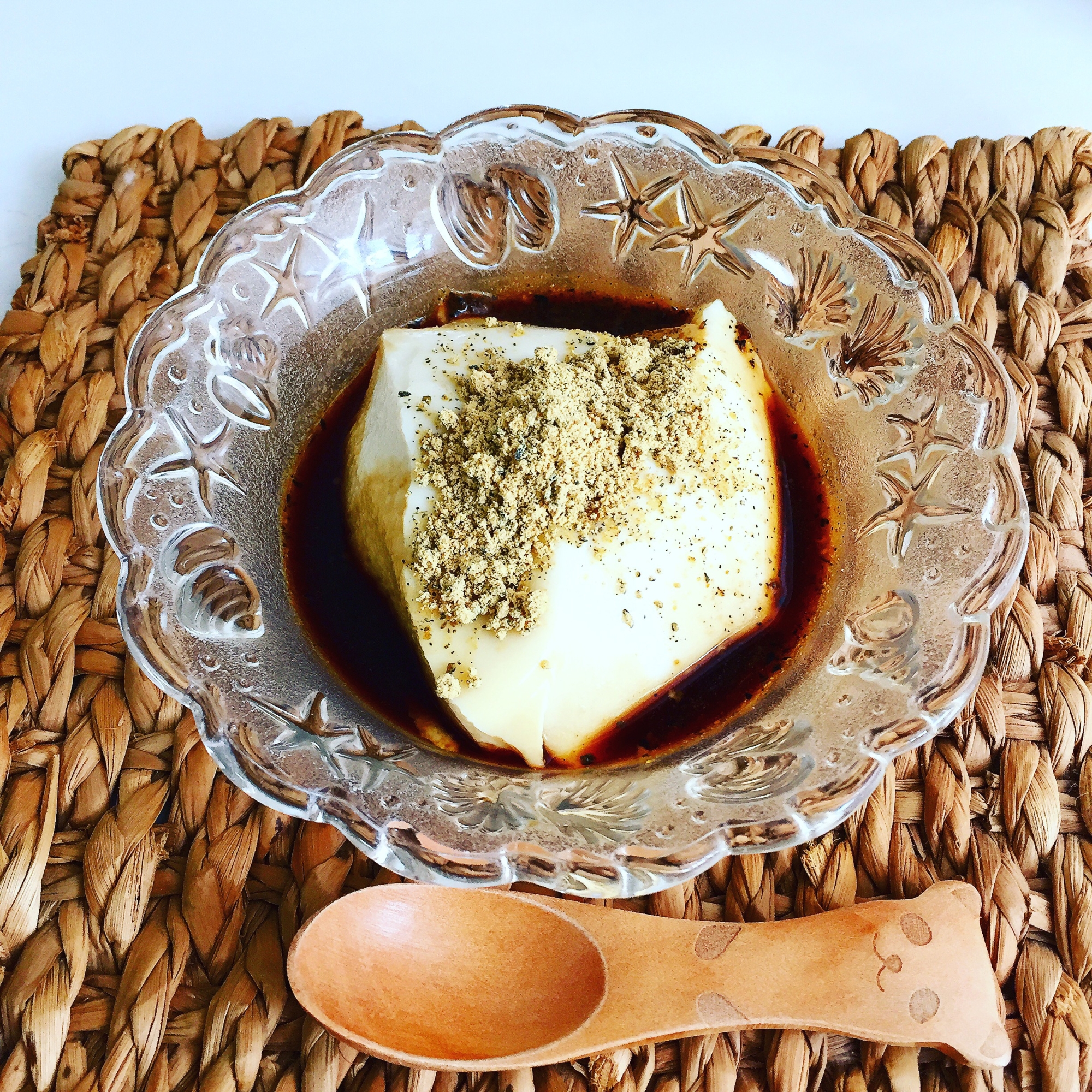 透明な器に盛り付けた黒蜜きな粉の和風豆花