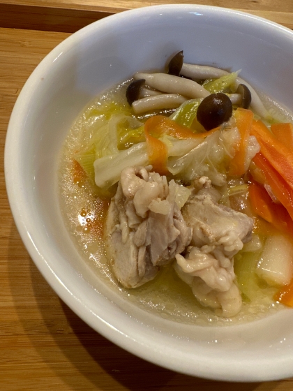 澄んだスープが美味しい〜「濃厚★塩鶏鍋」
