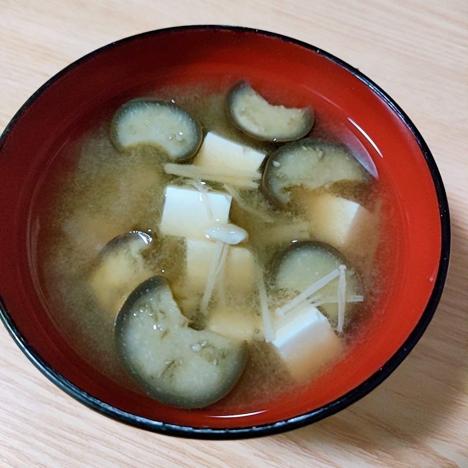 なすと豆腐とえのきの味噌汁