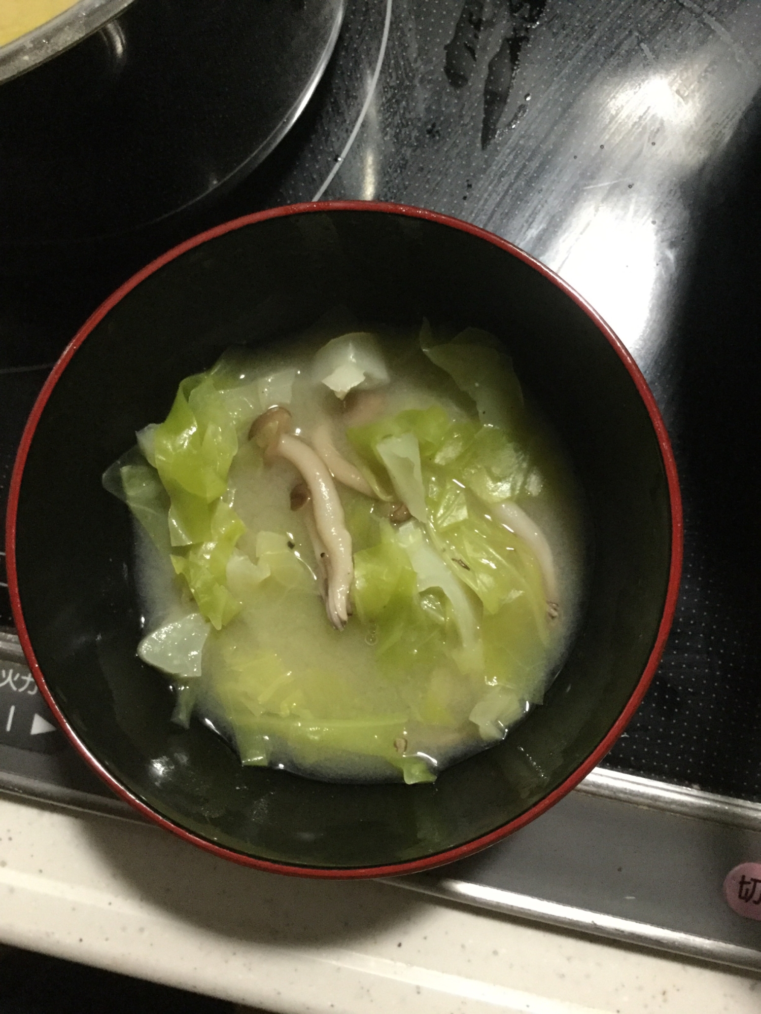 お味噌汁(キャベツとぶなしめじ)