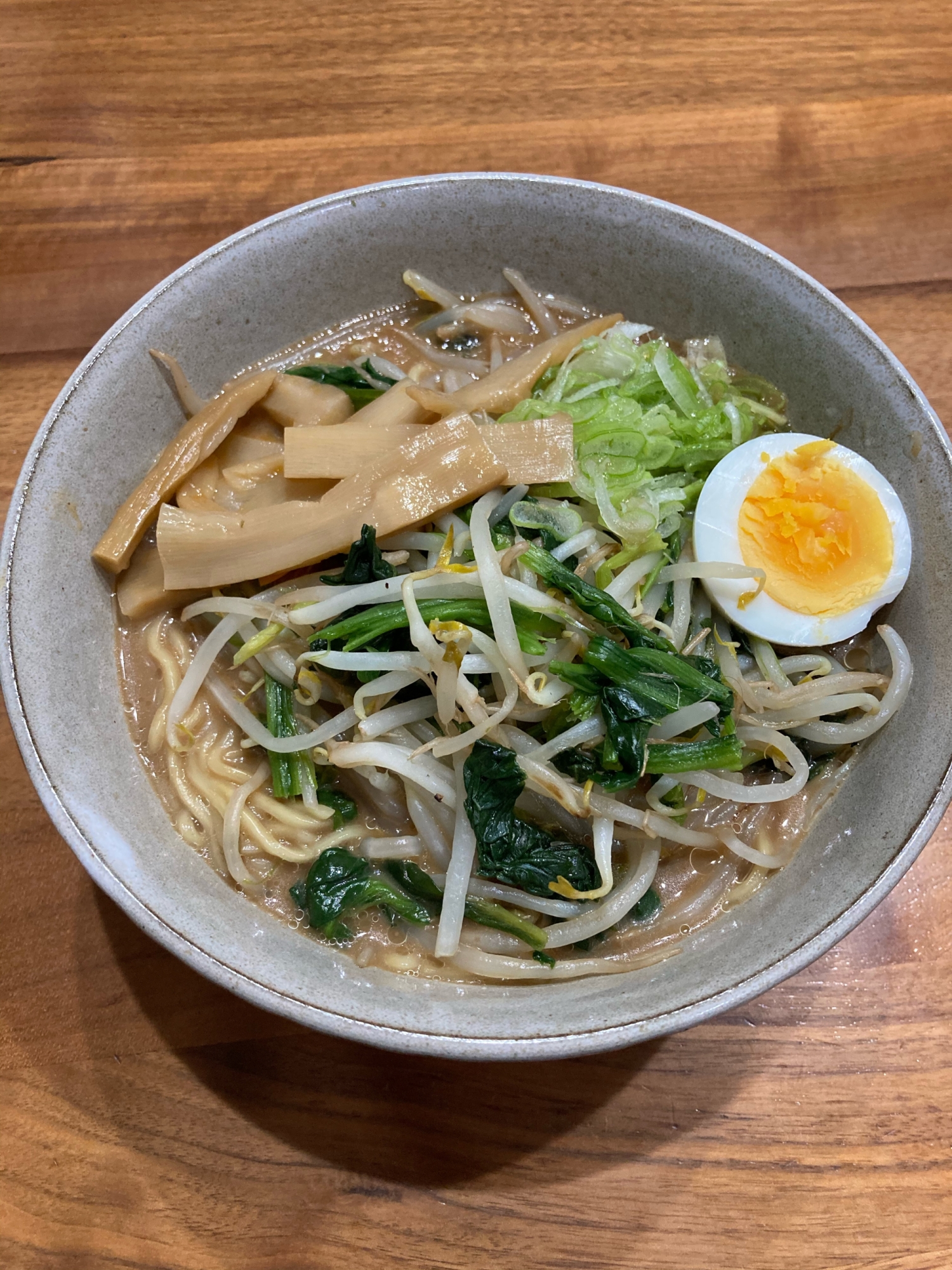 もやしとほうれん草の豚骨ラーメン