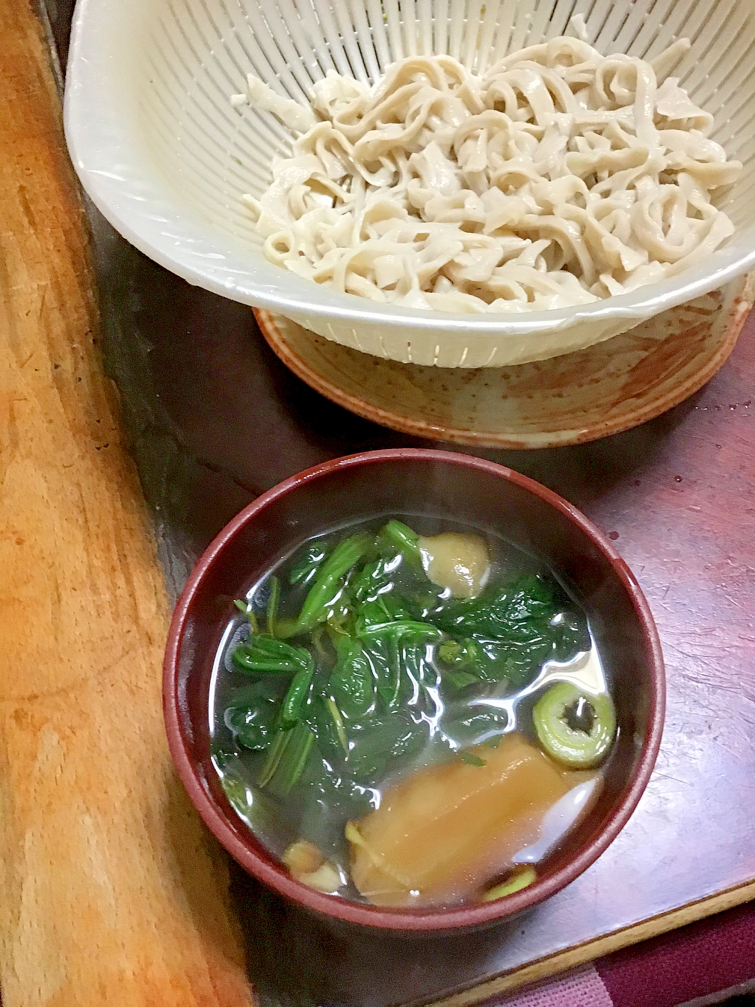 縮みほうれん草とハンペンの盛り地粉うどん。