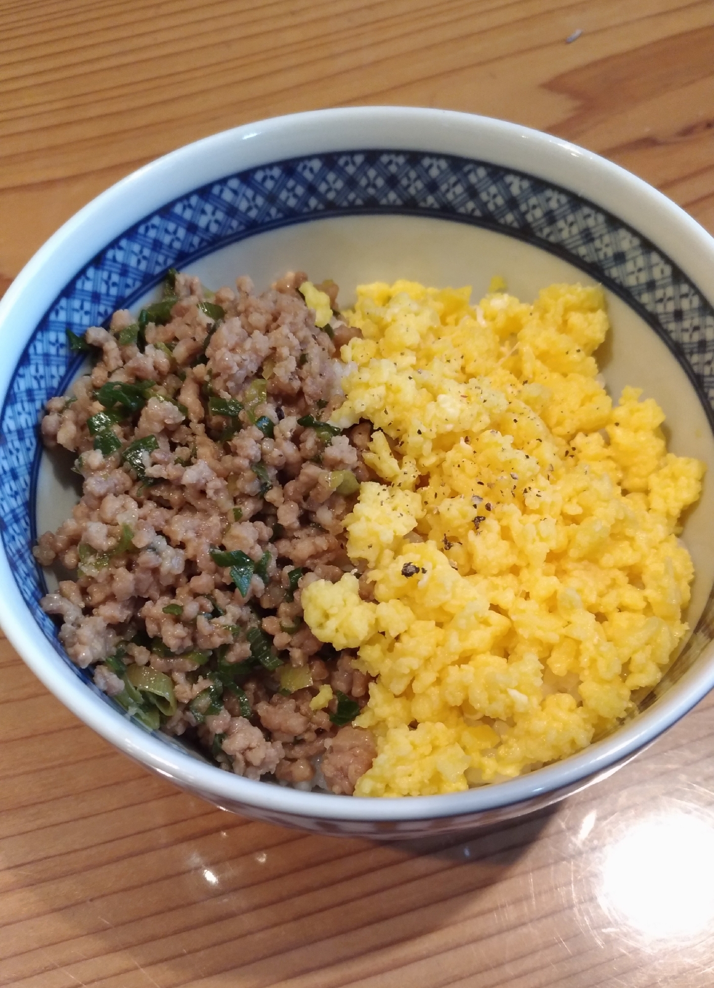 豚と葱のそぼろ二色丼