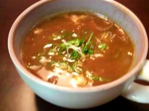 白い器に盛られたテールスープのカレー