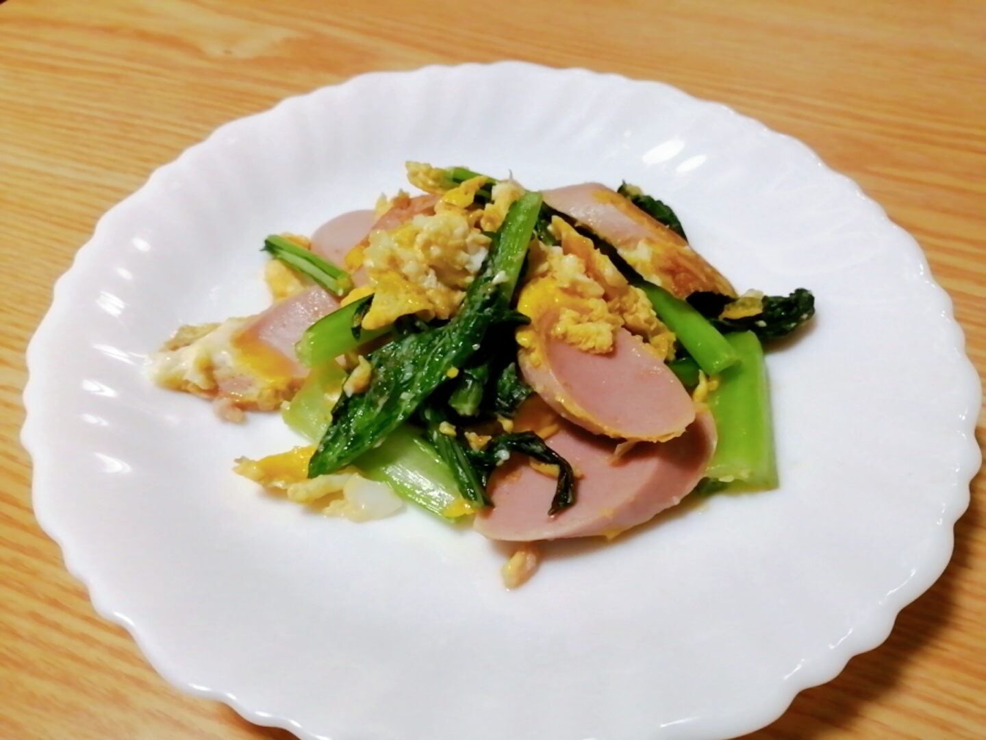 魚肉ソーセージとかぶの葉と卵の炒め物