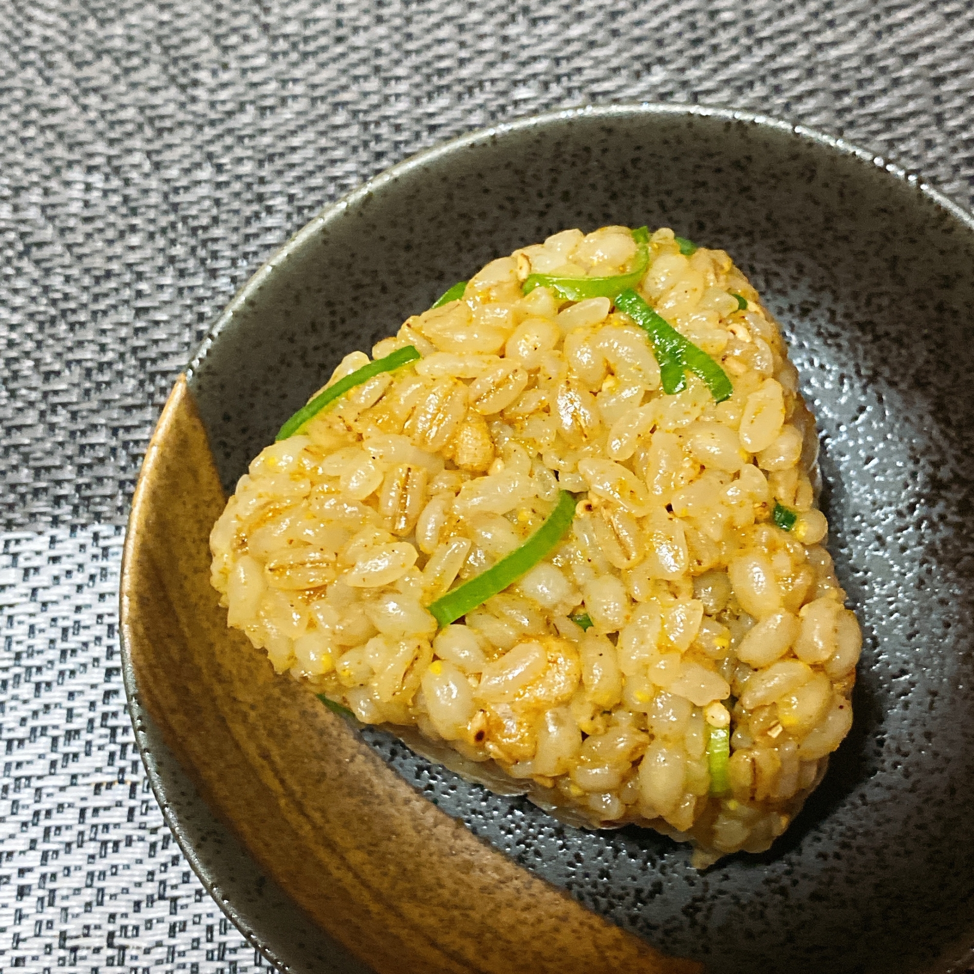 蕎麦屋の賄い風★天かすのカレー麺つゆおにぎり