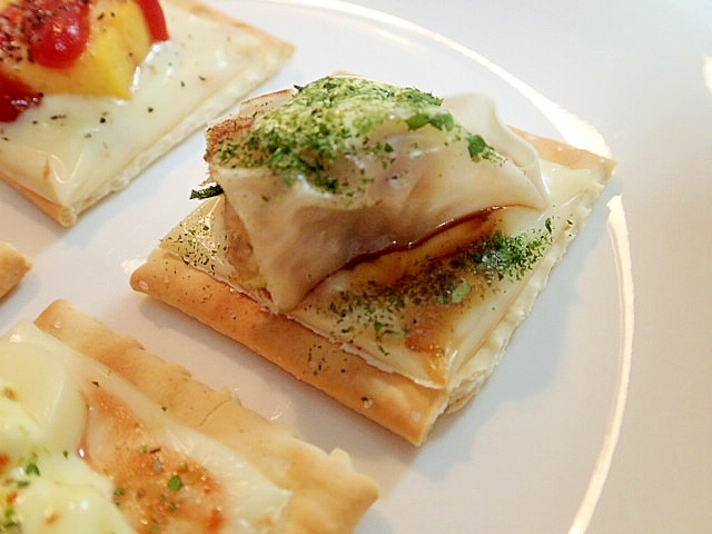 ソース/マヨで　チーズと焼き餃子のクラッカー