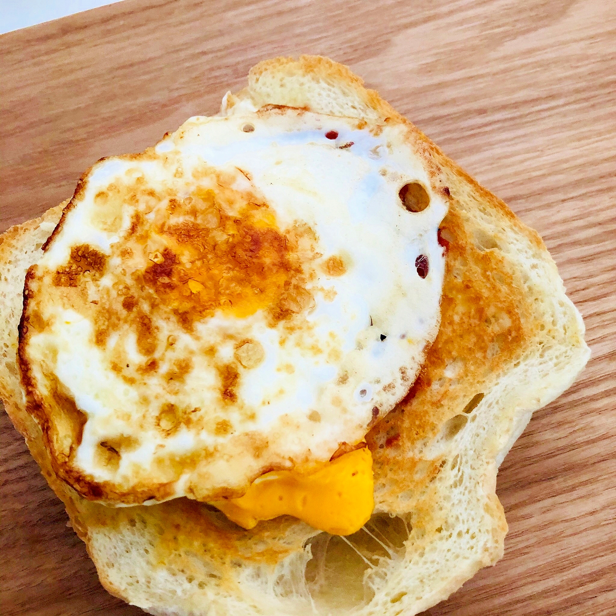 マヨとソースの目玉焼きトースト