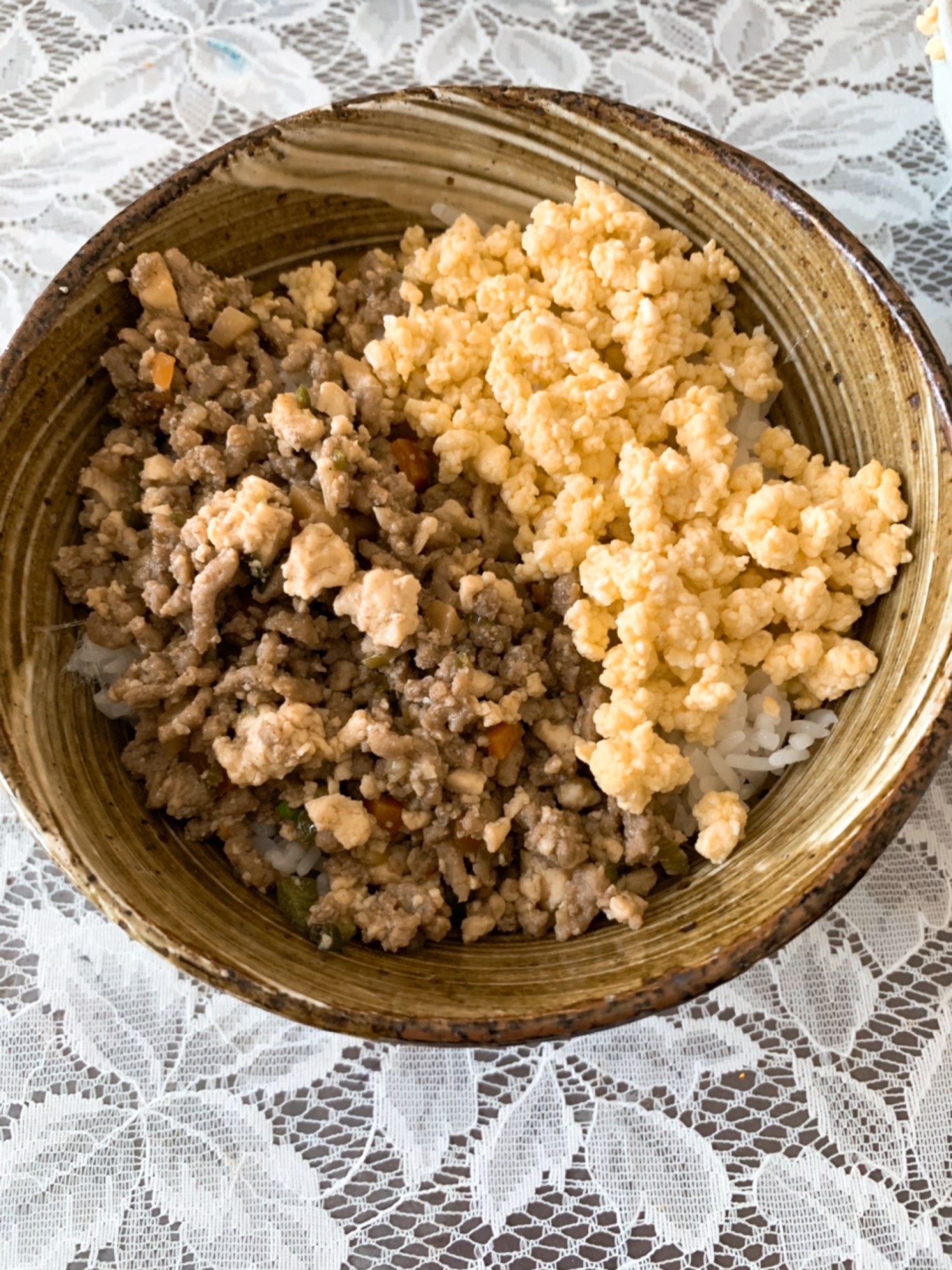 そぼろと炒り卵の二色丼