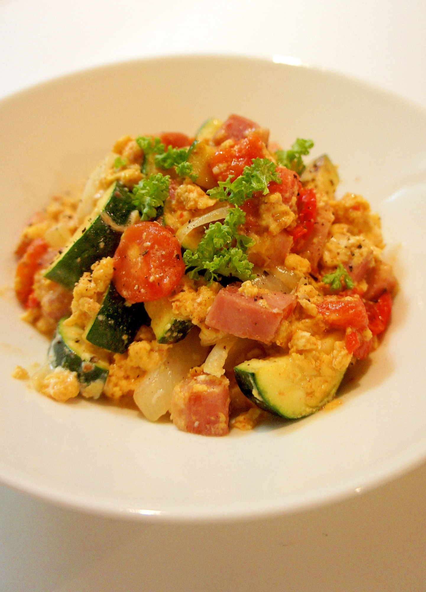 夏野菜とベーコンのクリーミースクランブルエッグ