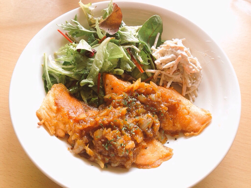 フライパン一つで鮭のムニエル 玉ねぎソース レシピ 作り方 By ぴょん9284 楽天レシピ