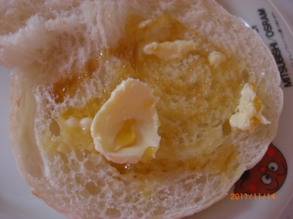 今日の朝も、もちろん白パンで、いただきましたよ～。今、この白パンとメイプルバターに、はまり中です。お腹は、大丈夫よ～ん、でてきただけだからっ。