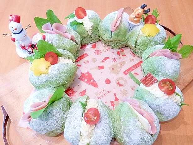 ハムやクリームチーズを挟んだおかずリースパン