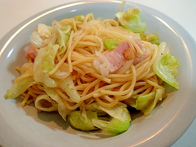 麺つゆで　ベーコンと新玉ねぎとレタスの和風パスタ