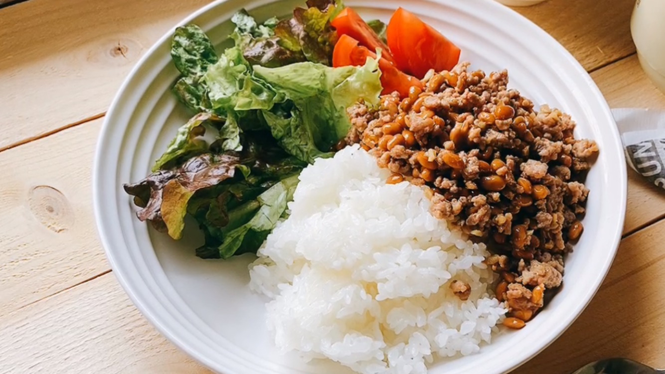 納豆と挽肉のワンプレート/忙しい日の早技レシピ