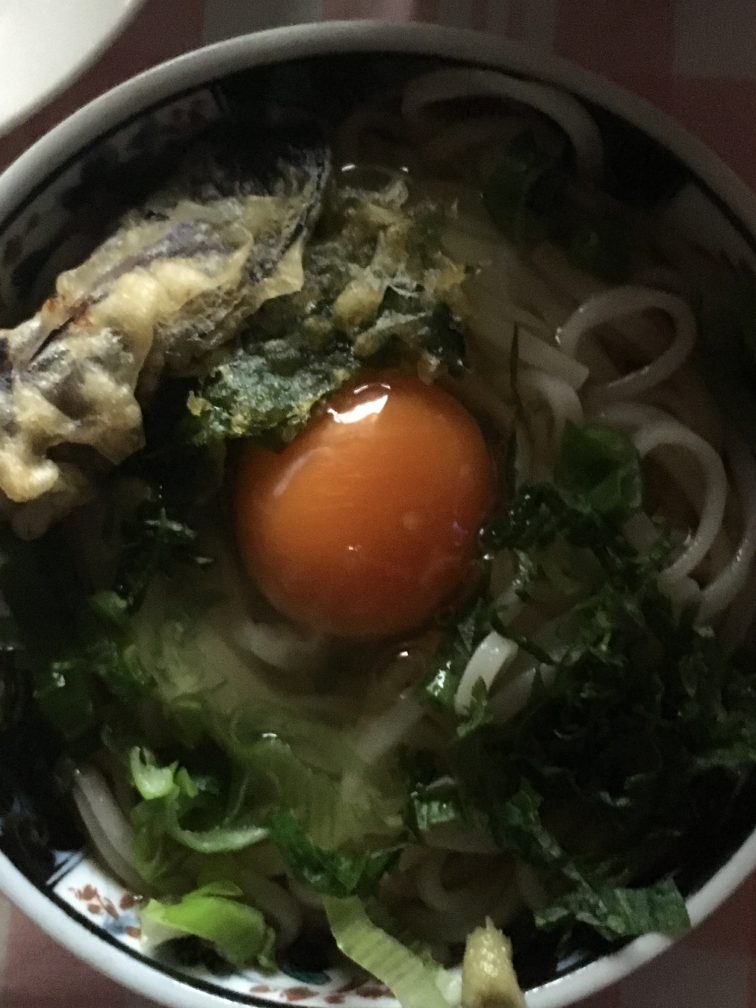 玉子、大葉、ネギ、なすと大葉の天ぷらの冷やしうどん