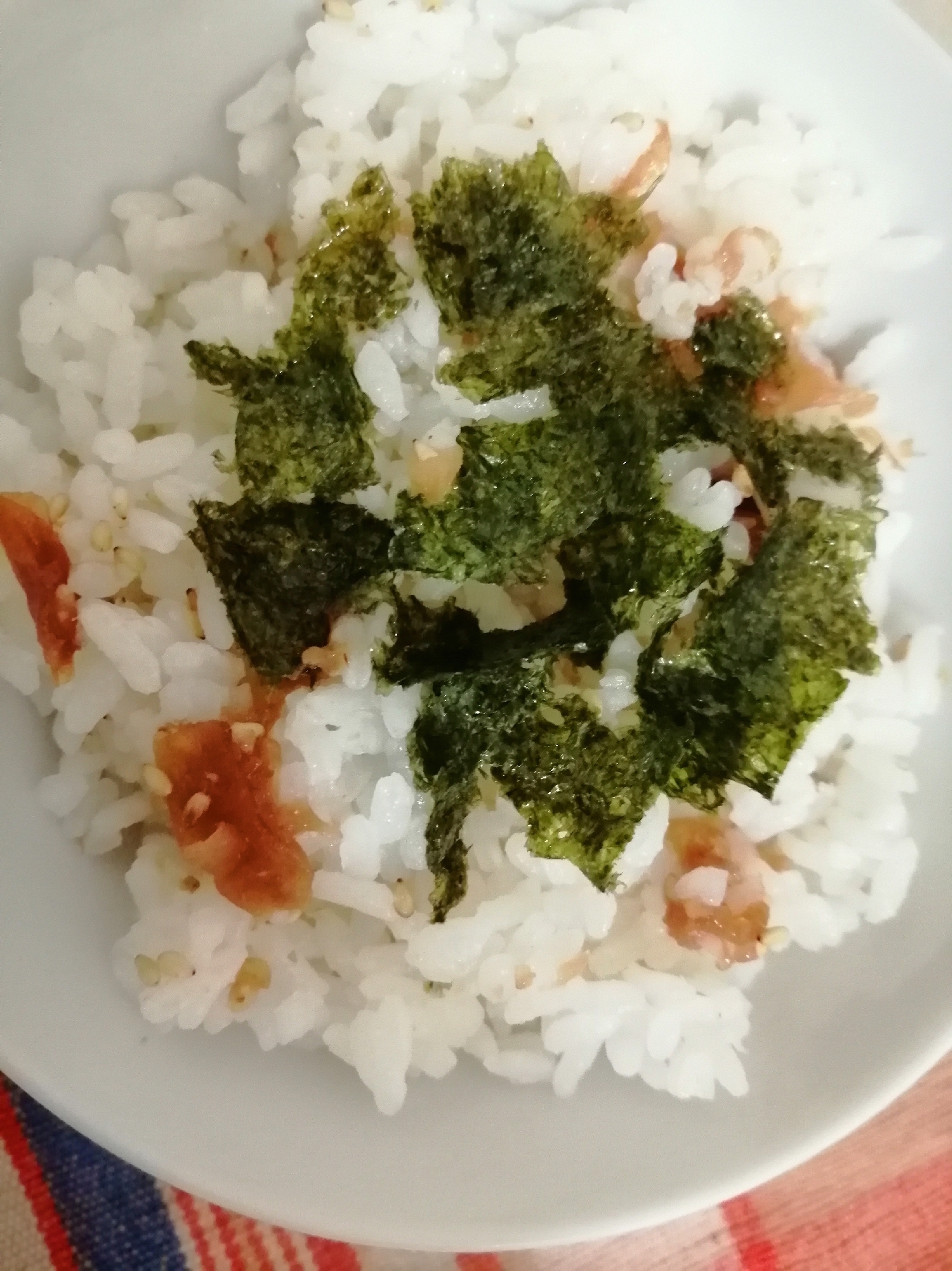 はちみつ梅とすりごまと味付け海苔ご飯